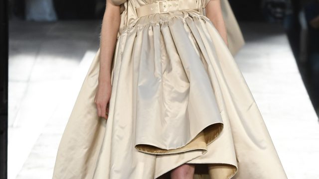 فستان بيج ذو مقدمة قصيرة من Alexis Mabille هوت كوتور خريف 2016