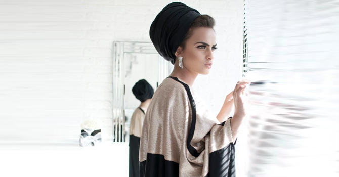 كيف ترتدي العباءة ذات الوجهين؟