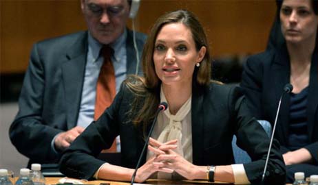 أنجيلينا جولي فتاة المخيمات