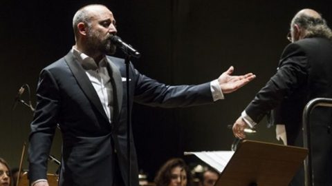 خالد أرغنش يشعل مسرح البحرين الوطني بأغنية فيروز