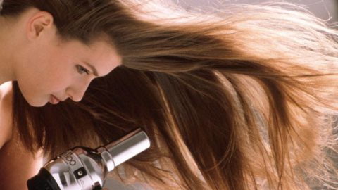 4 طرق سهلة لتجفيف شعرك سريعًا