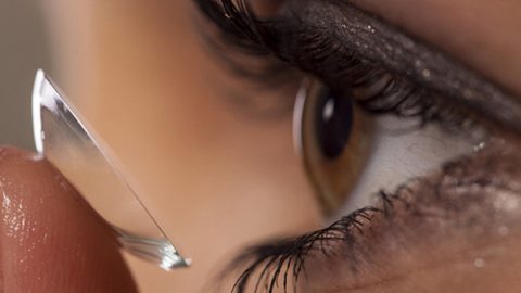 تعليمات هامة لتطبيق المكياج مع العدسات اللاصقة