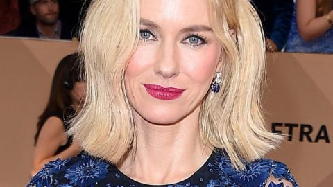naomi watts بتسريحة البوب المموج مع احمر شفاه فوشيا في حفل ساج 2016
