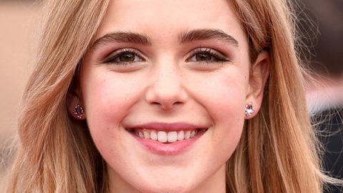 النجمة Kiernan Shipka بموضة الحواجب الممشطة لأعلى في حفل ساج 2016