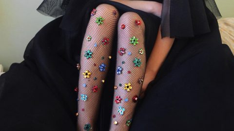 مصممة تحول الجوارب الشبكية إلي قطع فنية