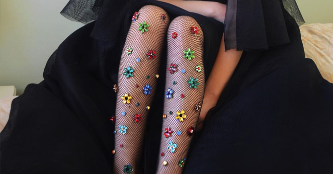 مصممة تحول الجوارب الشبكية إلي قطع فنية