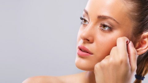 احترفي العناية ببشرتك الدهنية بالخطوات التالية