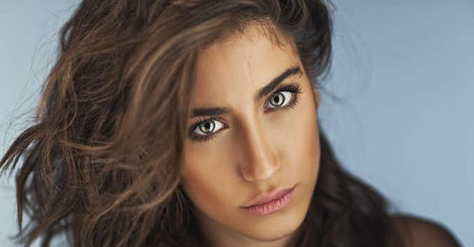 هازال كايا بإطلالة البشرة البرونزية