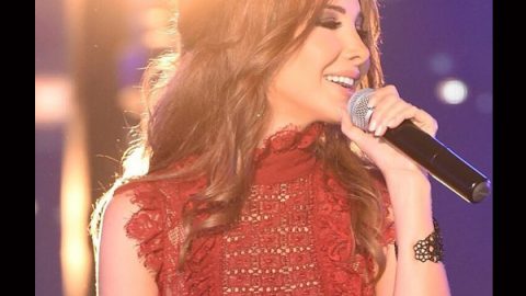 نانسي عجرم بتسريحة شعر مموجة مع شنيون مرتفع