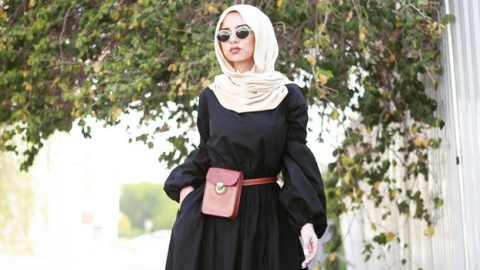 كيف تواكبي صيحة حقيبة الخصر مع الحجاب ؟