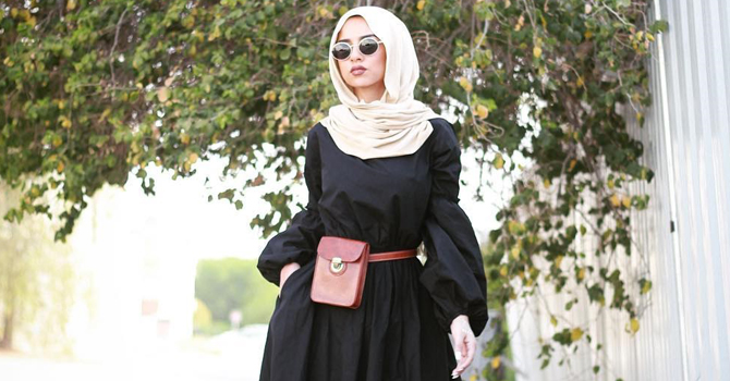 كيف تواكبي صيحة حقيبة الخصر مع الحجاب ؟