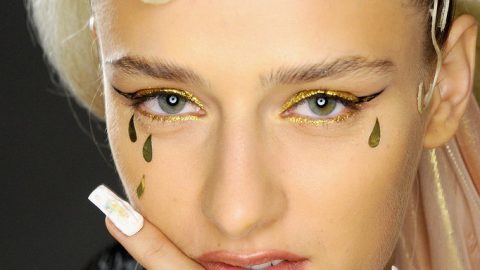 ظلال جفون ميتاليك مع الأي لاينر المجنح ربيع 2015