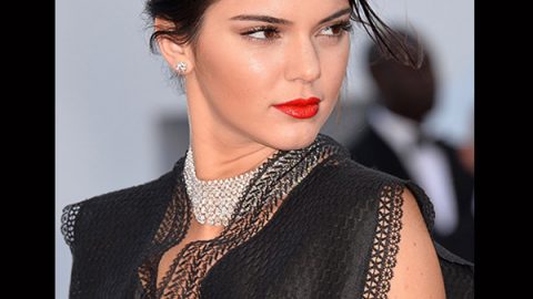 Kendall Jenner بأحمر شفاه أحمر برتقالي مضيء