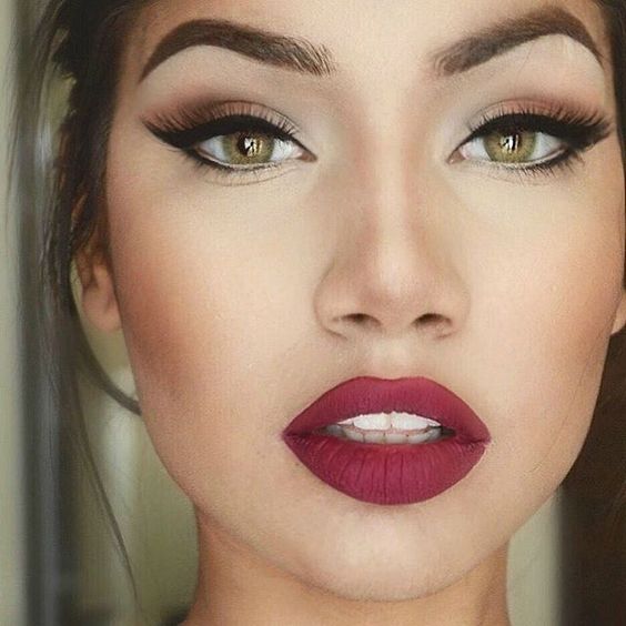 مكياج عيون القطة مع احمر شفاه احمر داكن 2016