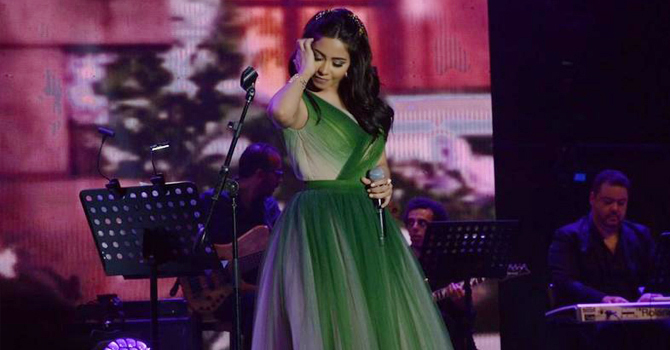 شيرين عبد الوهاب بإطلالة راقية على مسرح ضبية