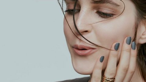 واكبي صيحة طلاء الأظافر الرمادي في شتاء 2014