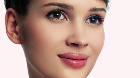 تعلمي خطوات مكياج العيون البنية