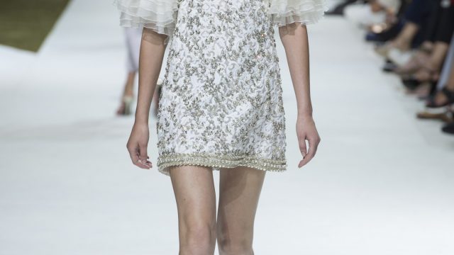فستان أبيض مطرز بأكتاف عارية من جيامباتيستا فالي هوت كوتور خريف 2016