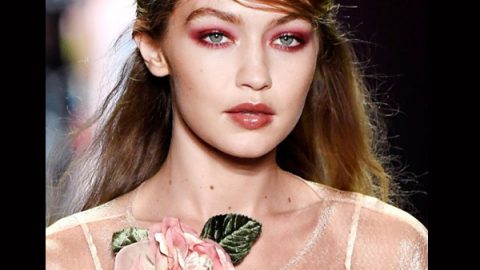 المكياج الأحمر من anna sui ربيع 2017