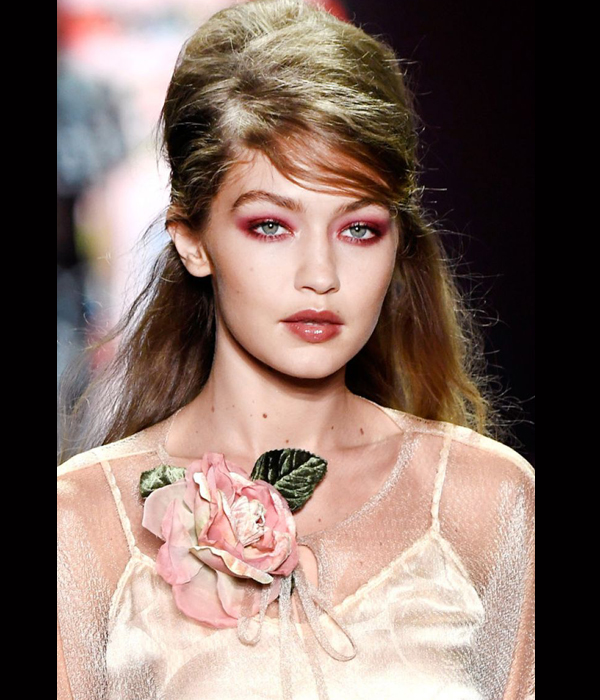 المكياج الأحمر من anna sui ربيع 2017