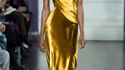 فستان مخملي بكتف مائل من Jason Wu بأسبوع نيويورك شتاء 2018