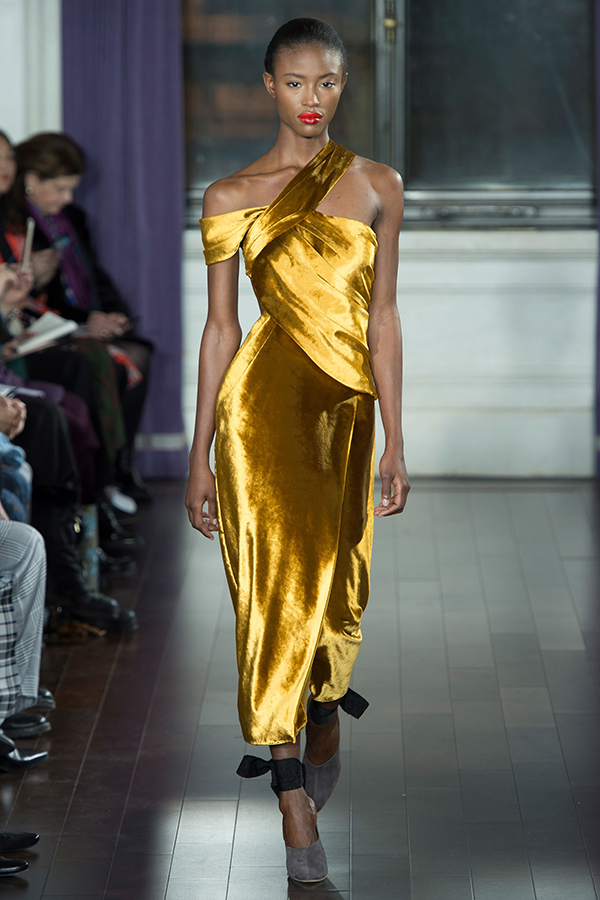 فستان مخملي بكتف مائل من Jason Wu بأسبوع نيويورك شتاء 2018