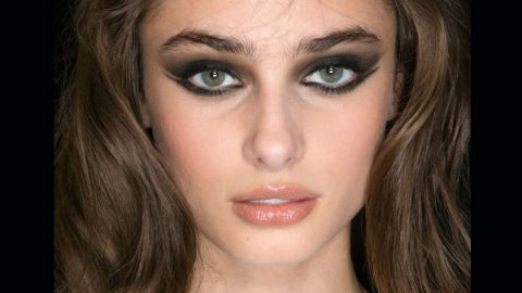 ظلال جفون دخاني مع أطراف مجنحة من elie saab خريف 2016