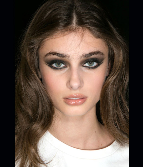 ظلال جفون دخاني مع أطراف مجنحة من elie saab خريف 2016
