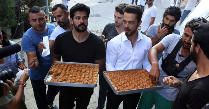 نجوم تركيا يحتفلوا بعيد الفطر بطريقة مختلفة