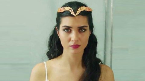 توبا بيوكستون تروج لفيلم إسطنبول الحمراء باللغة العربية