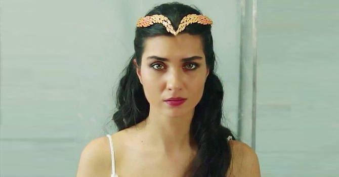 توبا بيوكستون تروج لفيلم إسطنبول الحمراء باللغة العربية
