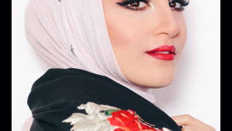 دلال الدوب بمكياج عيون القطة وحمرة حمراء