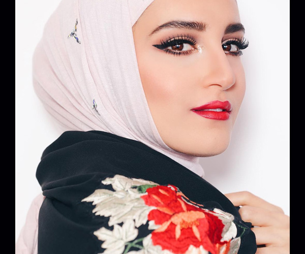 دلال الدوب بمكياج عيون القطة وحمرة حمراء