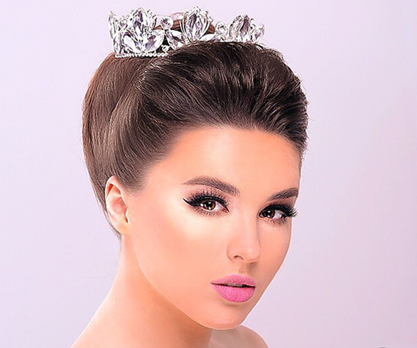 أي لاينر عيون القطة مع أحمر شفاه وردي من سامر خزامي لعروس عيد الأضحى 2015