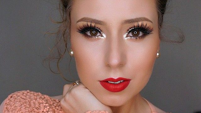 ظلال جفون ذهبي مع رموش كثيفة واحمر شفاه أحمر برتقالي 2015