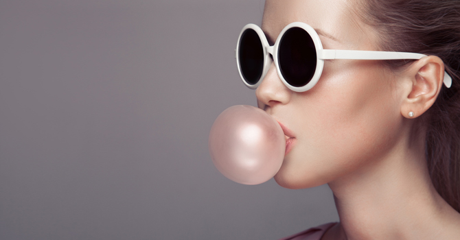 مضغ العلكة يساعد في فقدان الوزن.. فكيف ذلك؟