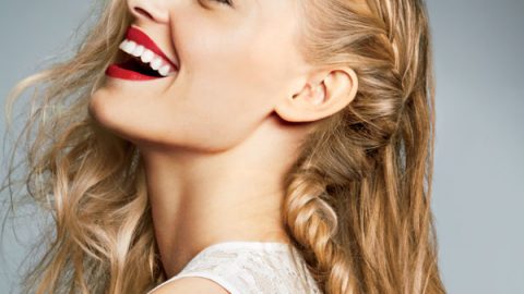 تسريحة شعر جانبية مع السنبل الفرنسية لسهرة رأس السنة 2015