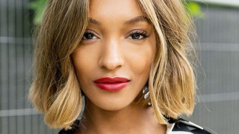 تسريحة البوب المموج مع احمر شفاه احمر