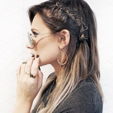 تسريحة شعر انسيابية مع جديلة جانبية مزينة بالمعادن 2016