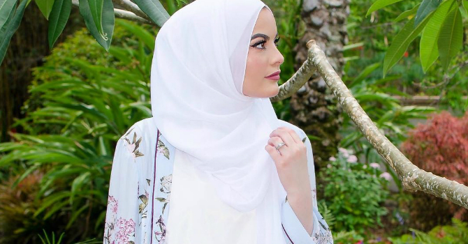 للمُحجبات مُستحضرات للشعر لا غني عنها في الصيف
