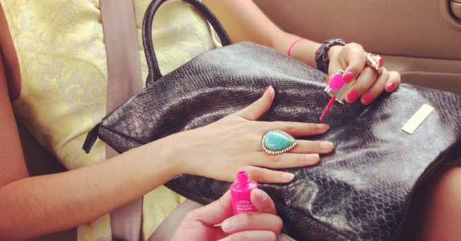 خطوات سريعة لإصلاح طلاء الأظافر أثناء السفر