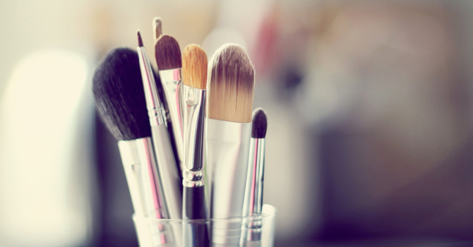 تعلمي الطرق الصحيحة لتنظيف أدوات مكياجك