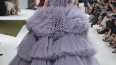 فستان رمادي تل منتفخ من جيامباتيستا فالي هوت كوتور خريف 2016