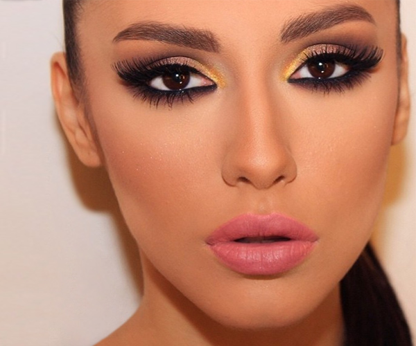 مكياج ترابي ممزوج بظلال ذهبي ميتاليك من سامر خزامي