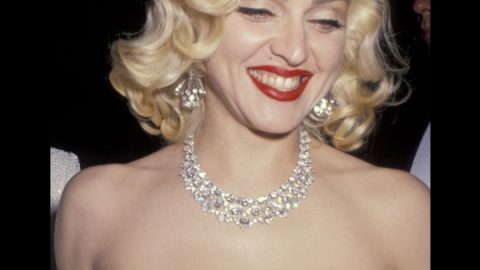 Madonna بتسريحة شعر مموجة مع أحمر شفاه أحمر في أوسكار 1991