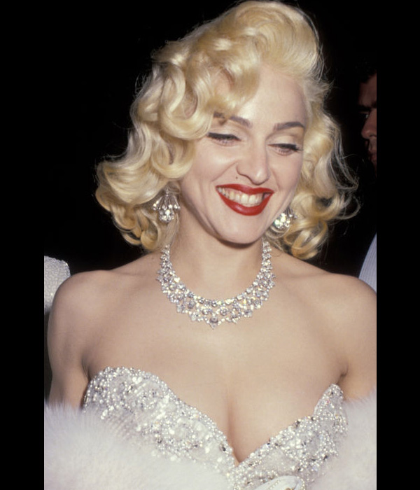 Madonna بتسريحة شعر مموجة مع أحمر شفاه أحمر في أوسكار 1991