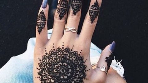 رسمة حناء أنيقة باللون الأسود