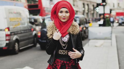 طرق أنيقة لتنسيق الفرو مع الحجاب