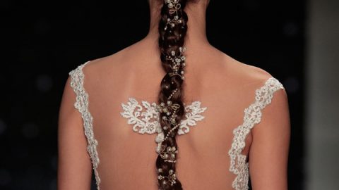 جديلة شعر كلاسيكية مزينة بإكسسوار من النجوم واللؤلؤ لعروس ربيع 2016 من Reem Acra