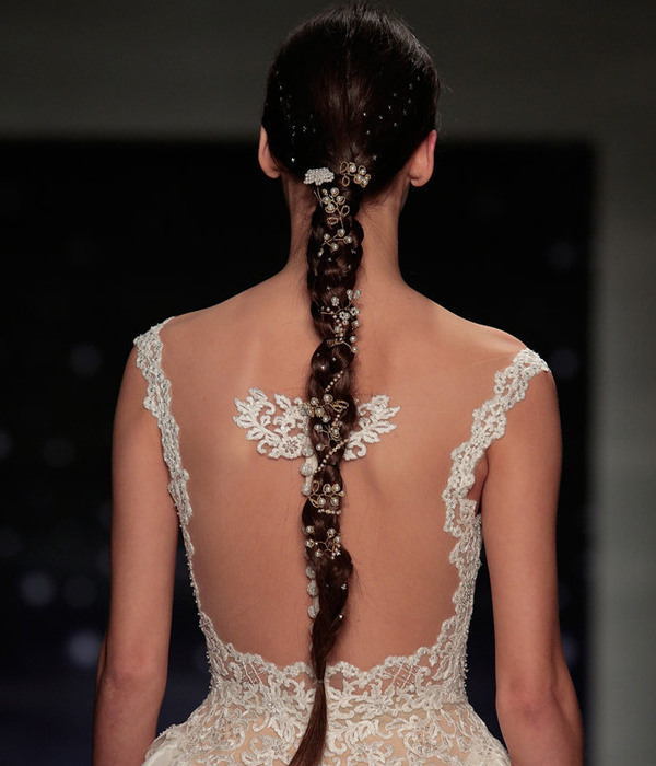 جديلة شعر كلاسيكية مزينة بإكسسوار من النجوم واللؤلؤ لعروس ربيع 2016 من Reem Acra